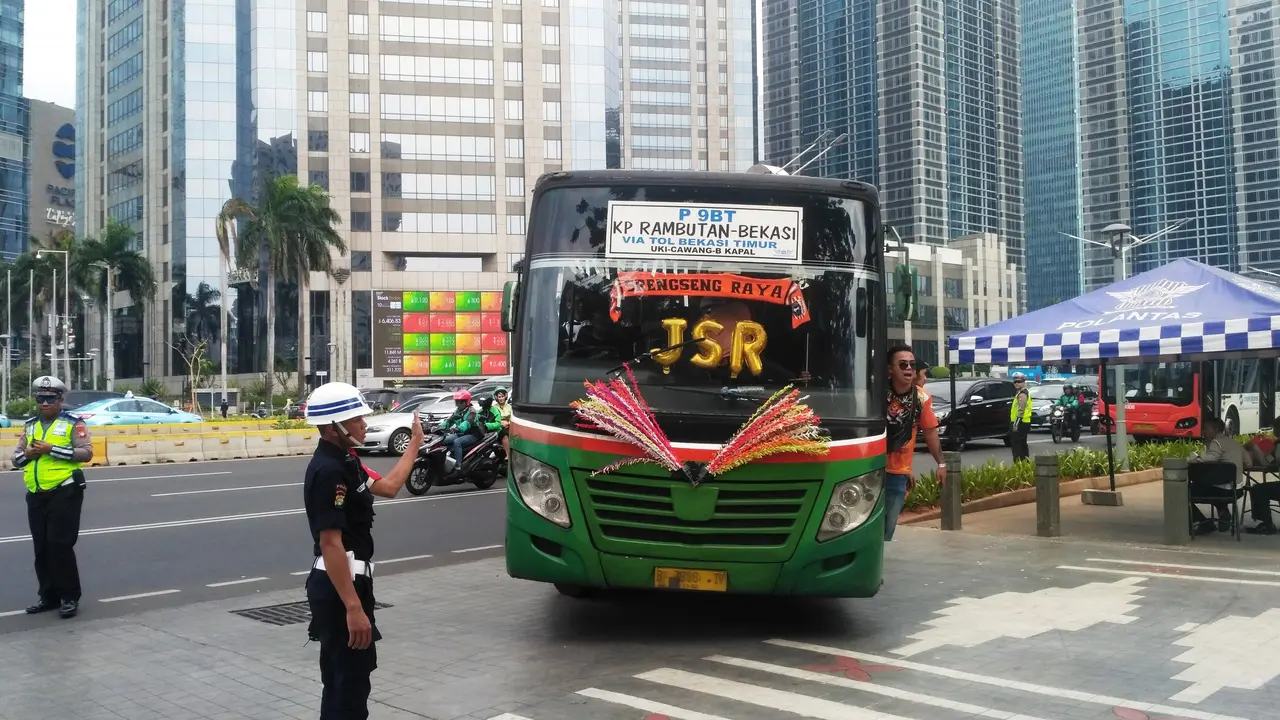 Jakmania yang menumpang bus tiba di Gelora Bung Karno