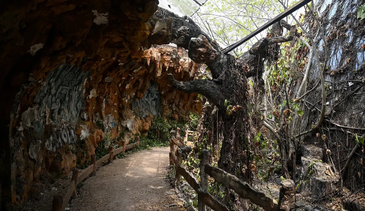 Foto pada 27 April 2019 memperlihatkan interior dari bangunan berbentuk naga di Taman Air Ho Thuy Tien yang telah lama ditinggalkan di kota Hue, Vietnam. Masyarakat lokal Vietnam banyak yang tidak mengetahui keberadaan taman air ini. (Manan VATSYAYANA/AFP)