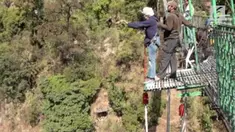 Seorang wanita berusia 64 tahun berhasil melakukan Bungee Jumps untuk melawan ketakutan dalam dirinya.