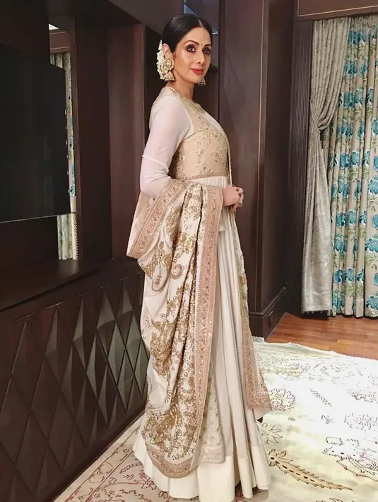Selama lima dekade, Sri Devi sudah bermain dalam 150 film. Wanita cantik memutuskan rehat dari dunia film pada tahun 1997. (Foto: instagram.com/sridevi.kapoor)