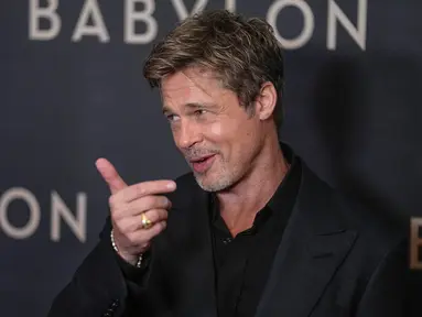 Aktor Brad Pitt berpose untuk fotografer setibanya pada acara premiere film Babylon di Paris, Prancis, 14 Januari 2023. Brad Pitt tampil necis saat menghadiri acara tersebut. (AP Photo/Michel Euler)