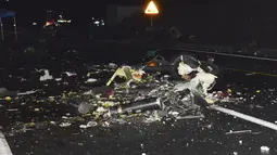 Puing-puing helikopter Apache milik Amerika Serikat terlihat di jalanan kota Wonju , Korea Selatan , Senin (23/11). Petugas setempat menyebutkan bahwa kecelakaan ini menewaskan seorang pilot dan seorang kru pesawat. (REUTERS/Park Young - seo/Yonhap)