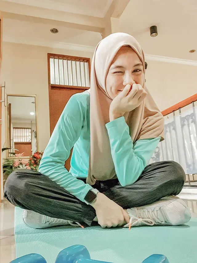 Pesona 6 Selebriti Berhijab Saat Olahraga, Tetap Stylish