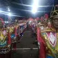 Bagi masyarakat urban, mungkin kostum seni Baduwi dari Magelang ini terkesan norak, namun jika melihat saat mereka menari akan menyatu dengan gerkan maupun lagunya. (foto: Liputan6.com / edhie prayitno ige)