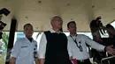 Ketua Dewan Pers Bagir Manan dikawal petugas saat akan memasuki Gedung KPK, Jakarta, Senin (5/10/2015). Mantan Ketua Mahkamah Agung itu mengaku kedatangannya untuk membahas rencana strategis (renstra) KPK 2015-2019. (Liputan6.com/Andrian M Tunay)