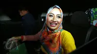 Shinta Bachir menaiki mobilnya usai mendatangi Polres Jakarta Selatan, Senin (8/6). Kedatangan Shinta untuk mempertanyakan kepada polisi mengenai inisial SB yang disebut-sebut sebagai dirinya. (Liputan6.com.Panji Diksana)