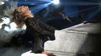 Taylor Swift saat tampil di konser pre-Super Bowl. [foto: mirror.co.uk]