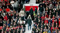 Fans Manchester United meninggalkan tribun penonton lebih dulu saat MU tertinggal tiga gol dari Liverpool. (AFP/Paul Ellis)