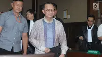 Mantan Kepala BPPN, Syafruddin Arsyad Temenggung (tengah) usai menjalani sidang pembacaan dakwaan di Pengadilan Tipikor Jakarta, Senin (14/5). Syafruddin merupakan tersangka kasus penerbitan SKL dalam BLBI kepada BDNI. (Liputan6.com/Helmi Fithriansyah)