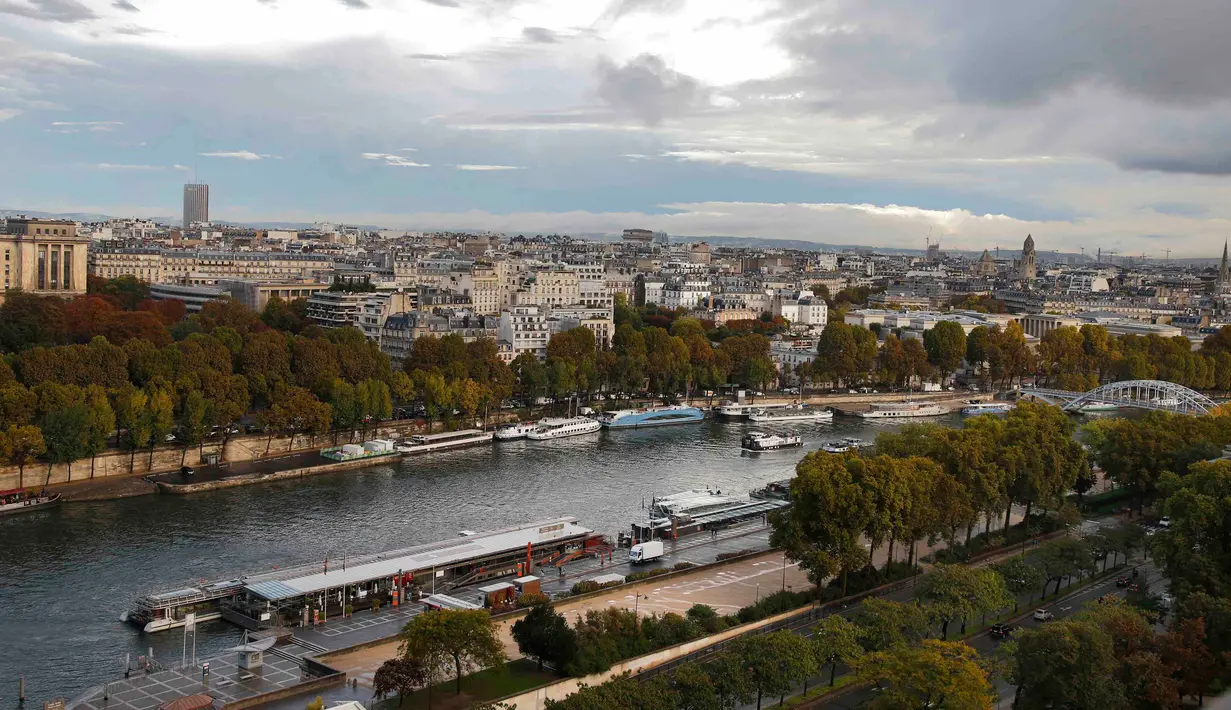 Pemandangan udara menampilkan Sungai Seine dan cakrawala kota Paris, Perancis, Selasa (6/10/2015). (REUTERS/Jacky Naegelen)