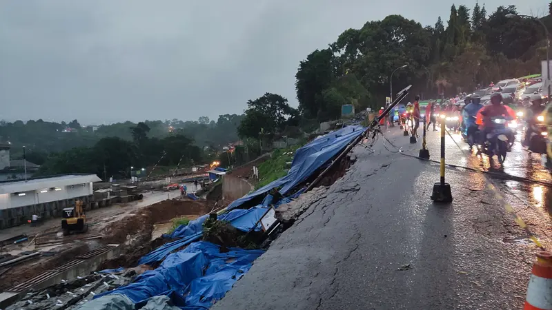 Hujan deras yang mengguyur wilayah Bogor, membuat tebing di lahan proyek penataan kawasan Stasiun Batu Tulis longsor, Kamis (16/11/2023) sore  (Liputan6.com/Achmad Sudarno)