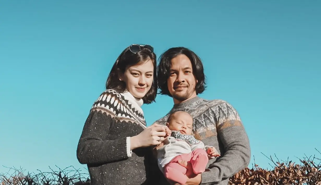 Liburan di Wiltshire, keduanya kompak kenakan pakaian hangat berupa sweater warna abu-abu senada.  [@kimbrlyryder].