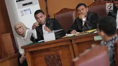 Terdakwa penyebaran berita bohong atau hoaks Ratna Sarumpaet (kiri) memperhatikan saksi yang dihadirkan dalam sidang lanjutan di PN Jakarta Selatan, Jakarta, Kamis (9/5/2019). Sidang beragendakan mendengar keterangan saksi ahli dan fakta. (Liputan6.com/Faizal Fanani)