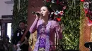 Vicky Shu bernyanyi dalam resepsi pernikahan putri Presiden Jokowi, Kahiyang Ayu dan Bobby Nasution di Gedung Graha Saba Buana, Solo, Rabu (8/11). Vicky Shu tampak gembira menghibur para tamu yang datang dengan bernyanyi. (Liputan6.com/Herman Zakharia)