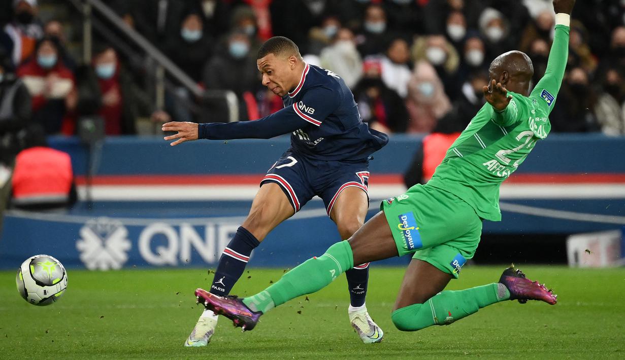 Tertinggal satu angka, PSG mencoba meningkatkan intensitas serangan. Namun, Les Parisien baru bisa menyamakan kedudukan tiga menit menjelang turun minum. Kylian Mbappe berhasil mengkonversi umpan terobos Lionel Messi menjadi gol. (AFP/Franck Fife)