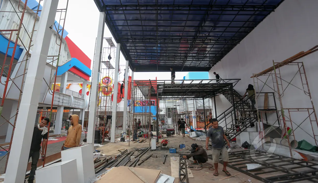 Sejumlah pekerja merampungkan pengerjaan salah satu stan untuk pameran Pekan Raya Jakarta 2015 di JIEXPO Kemayoran, Jakarta, Rabu (27/5/2015). Pekan Raya Jakarta (PRJ) akan berlangsung mulai tanggal 29 Mei hingga 5 Juli 2015. (Liputan6.com/Faizal Fanani)