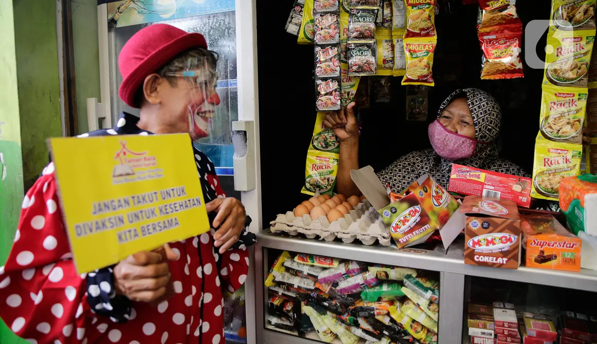 Seorang badut menjemput warga untuk mengikuti vaksinasi COVID-19 di Pinang, Tangerang, Banten, Selasa (14/9/2021). Aksi yang dilakukan Taman Baca Badut Syariah itu dilakukan untuk mengajak warga mengikuti vaksinasi COVID-19 guna meningkatkan herd imunity. (Liputan6.com/Angga Yuniar)