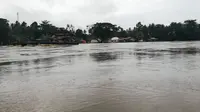 Tiga kabupaten di Sultra dikepung banjir beberapa minggu jelang panen raya. Dua dari tiga kabupaten yang terendam banjir itu merupakan lumbung beras di Sulawesi. (Liputan6.com/Ahmad Akbar Fua)