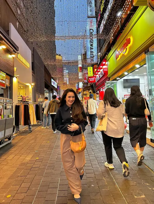 Jalan-jalan di Myeongdong, Beby tampil stylish dengan jaket hitam dan loose pants warna coklat. [@bebytsabina]
