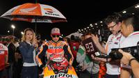 Pebalap Repsol Honda, Marc Marquez bersiap mengikuti balapan pada MotoGP Qatar di Sirkuit Losail, Doha, Minggu (18/3/2018). Dirinya finish kedua terpaut 0,027 detik dari Andrea Dovizioso dengan catatan waktu 42 menit 34,654 detik. (AFP/Karim Jaafar)