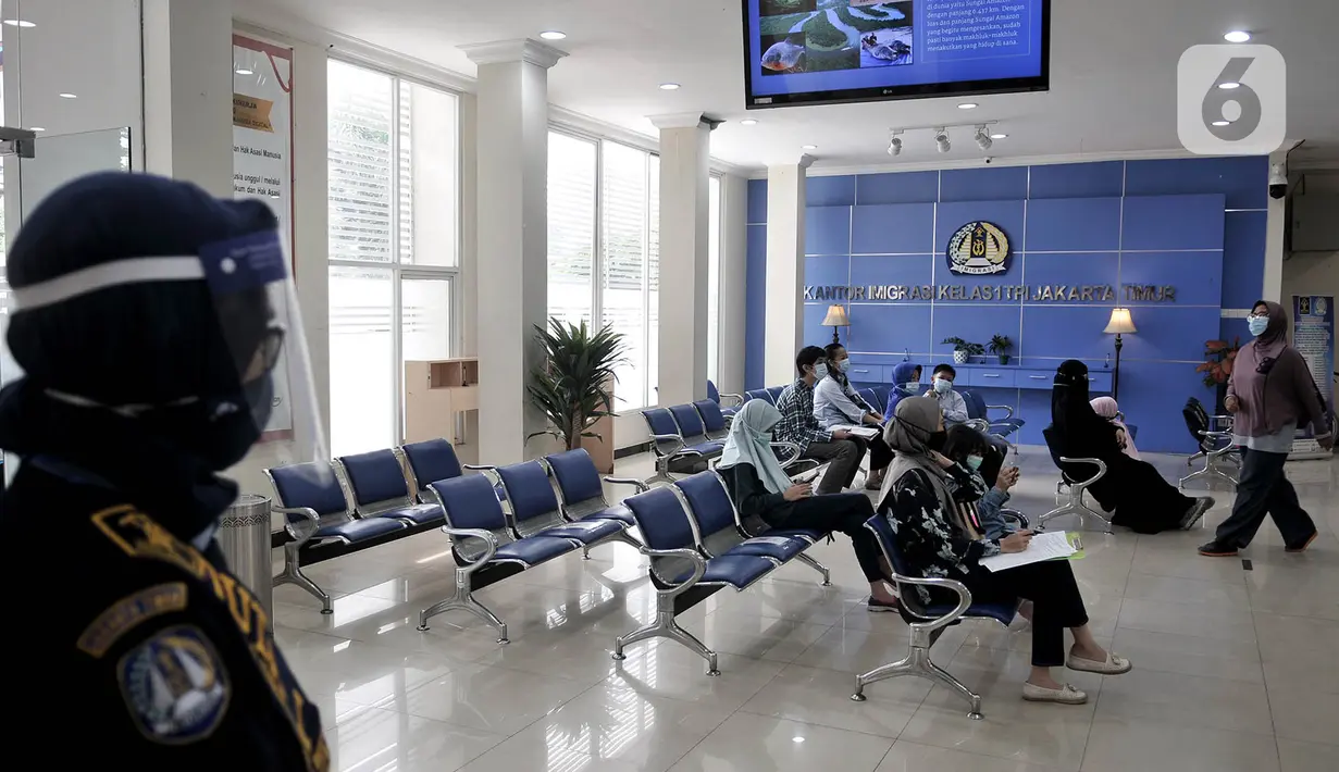 Aktivitas layanan keimigrasian di Kantor Imigrasi Kelas I TPI Jakarta Timur, Senin (15/6/2020). Direktorat Jenderal Imigrasi mulai kembali membuka layanan kantor imigrasi di seluruh Indonesia setelah memberlakukan pembatasan pelayanan sejak 24 Maret 2020 akibat Covid-19. (merdeka.com/Iqbal S Nugroho