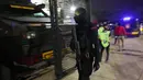 <p>Seorang anggota Brimob bersiaga di depan kendaraan taktis (rantis) yang akan mengangkut skuad Persija Jakarta usai laga pekan ke-10 BRI Liga 1 2023/2024 menghadapi Dewa United di Stadion Indomilk Arena, Tangerang, Jumat (25/8/2023). (Bola.com/M Iqbal Ichsan)</p>
