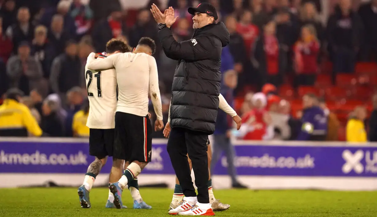 Manajer Liverpool Jurgen Klopp melakukan selebrasi usai melawan Nottingham Forest pada pertandingan sepak bola perempat final Piala FA di City Ground, Nottingham, Inggris, Minggu (20/3/2022). Liverpool menang 1-0. (AP Photo/Jon Super)