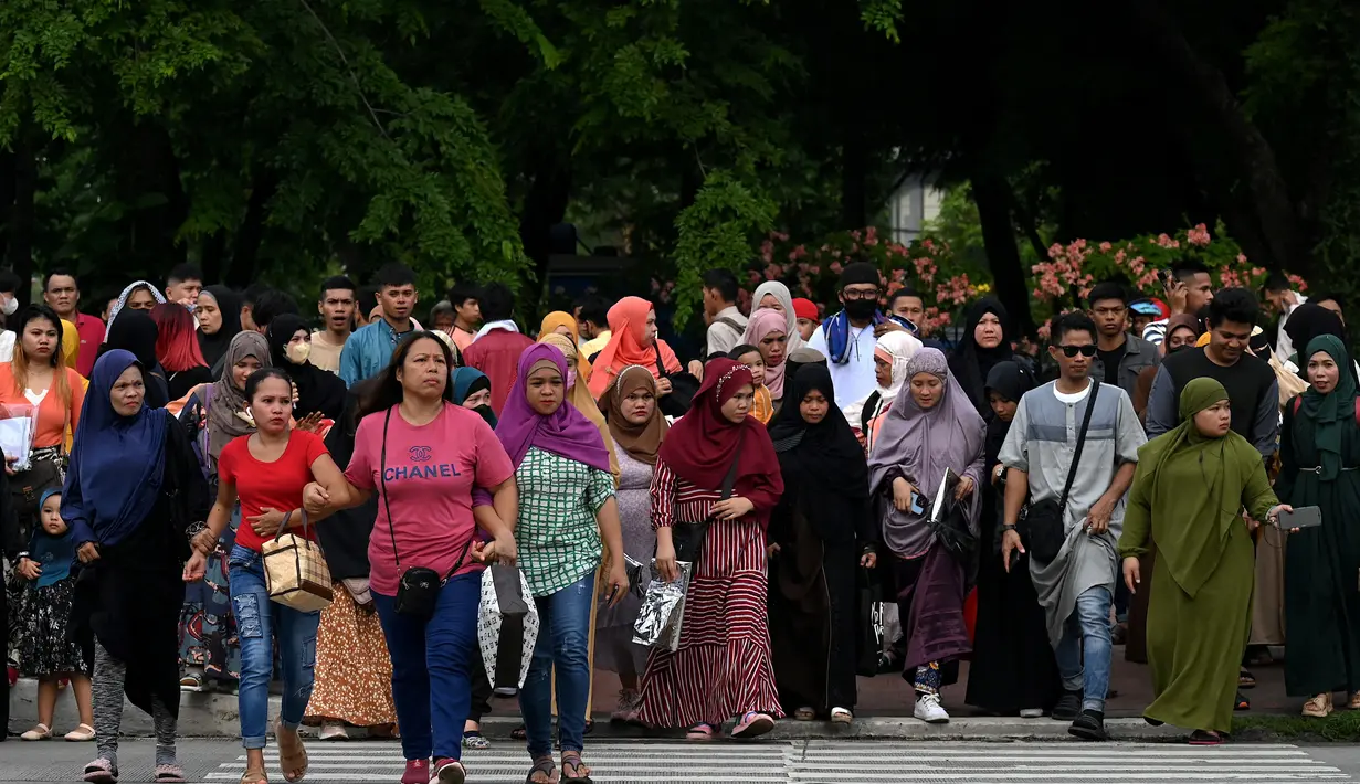 Menurut Kepolisian Distrik Manila (MPD), sekitar 2.000 Muslim pergi ke tribun Quirino di Taman Rizal untuk pertemuan Idul Adha.  (AFP/JAM STA ROSA)
