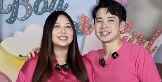 Dalam video tersebut, Sisca Kohl tampak mengenakan kemeja lengan pendek oversize warna pink fuschia. Yang serasi dengan Jess No Limit yang mengenakan kaos warna serupa. [@siscakohl]