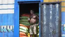 Seorang buruh berdiri di dalam truk di pasar grosir di Kolombo, Sri Lanka, Kamis (26/5/2022). Warga Sri Lanka selama berbulan-bulan terpaksa antre panjang untuk membeli kebutuhan pokok yang langka, dengan banyak yang pulang dengan tangan hampa. (AP Photo/Eranga Jayawardena)