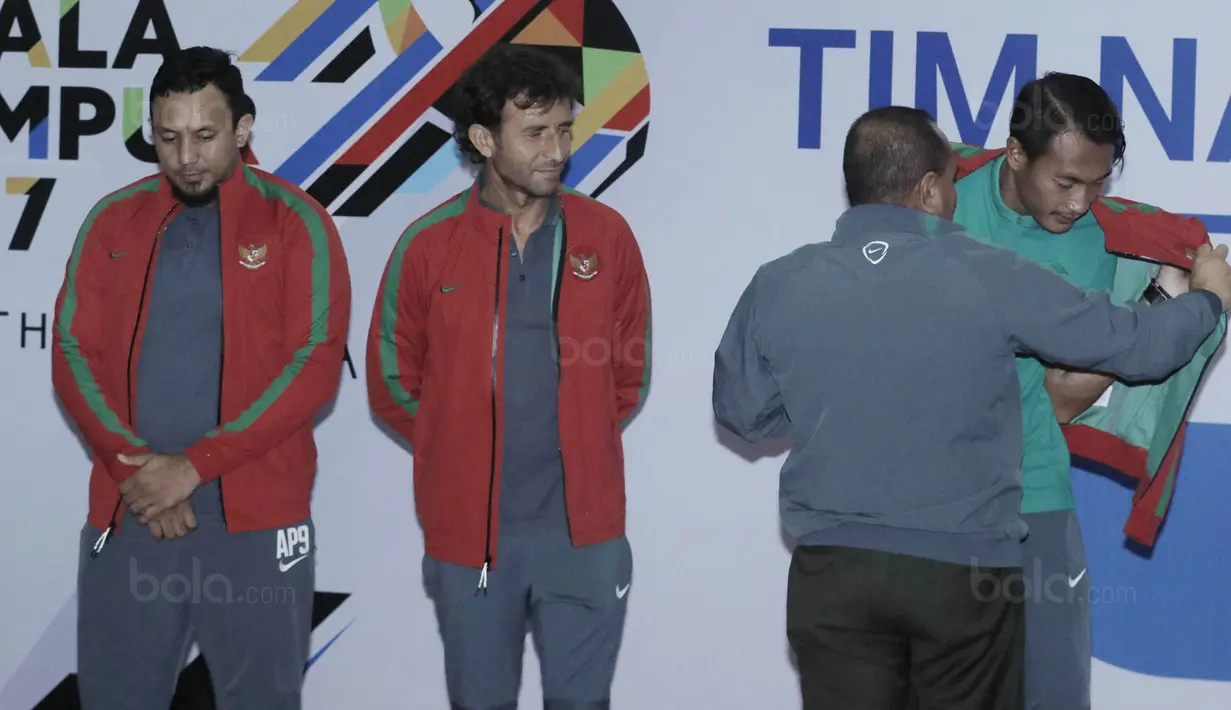 Ketua PSSI, Edy Rahmayadi, memasangkan jaket kepada Kapten Timnas U-22, Hansamu Yama, saat acara pelepasan di Makostrad, Jakarta, Kamis (10/8/2017). PSSI resmi melepas para atlet untuk berlaga di Sea Games 2017 Malaysia. (Bola.com/M Iqbal Ichsan)