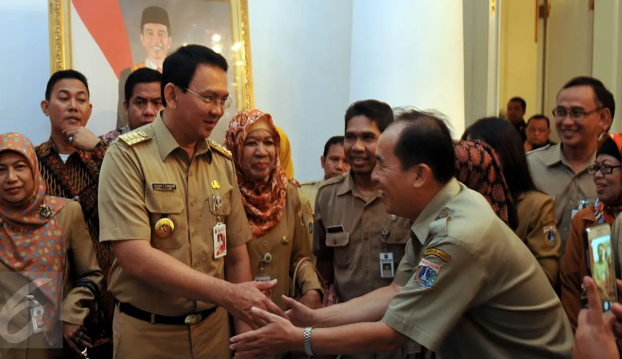 Rombongan Pegawai Negeri Sipil (PNS) tampak berkunjung ke Balai Kota, Jakarta,  Rabu (22/7/2015). Mereka melakukan halal bihalal dengan Gubernur DKI Jakarta Basuki T Purnama.(Liputan6.com/JohanTallo)