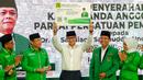 Sandiaga juga diberi kartu tanda keanggotaan (KTA) partai berlambang Ka'bah itu. (Liputan6.com/Angga Yuniar)