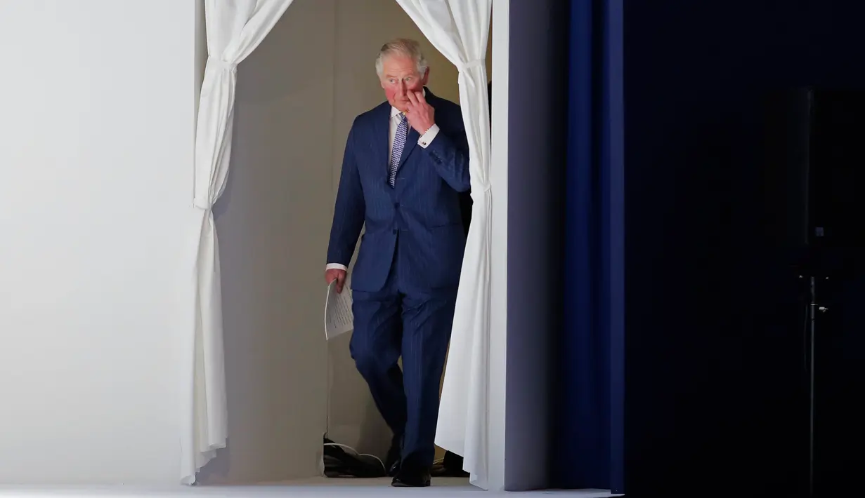 File foto 22 Januari 2020, Pangeran Charles berjalan menuju panggung sebelum berpidato dalam Forum Ekonomi Dunia di Davos, Swiss. Pangeran Charles yang kini berusia 71 tahun positif tertular corona (COVID-19) dan sedang menjalani karantina di Skotlandia. (AP/Markus Schreiber)