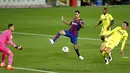 Gelandang Barcelona, Sergio Busquets, berusaha mengontrol bola saat melawan Villareal pada laga Liga Spanyol di Stadion Camp Nou, Senin (28/9/2020). Barcelona menang dengan skor 4-0. (AP Photo/Joan Monfort)