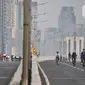 Pesepeda melintasi Jalan Layang Non Tol (JLNT) Kampung Melayu-Tanah Abang saat uji coba jalur sepeda balap atau Road Bike, Jakarta, Minggu (23/5/2021). Pemprov DKI melakukan uji coba lintasan Road Bike di JLNT Kampung Melayu-Tanah Abang mulai pukul 05.00 WIB-08.00 WIB. (merdeka.com/Iqbal S Nugroho)