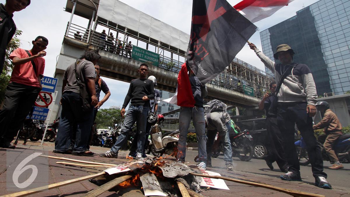 Puluhan Demonstran Unjuk Rasa Tuntut Nasionalisasi Freeport - Foto ...