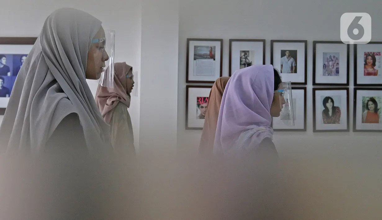 Peserta didik mengikuti sekolah model di Look Academy Modeling School, Jakarta, Sabtu (24/10/2020). Sempat vakum selama beberapa bulan karena pemberlakuan PSBB Jakarta, sekolah model ini kembali membuka kelas untuk para siswa dengan menerapkan protokol kesehatan. (Liputan6.com/Herman Zakharia)