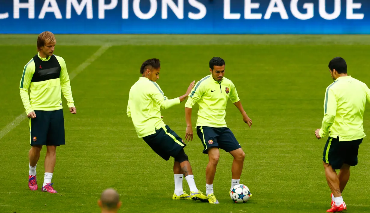 Ivan rakitic, Neymar, Pedro dan Luis Suarez (kiri ke kanan) saat melakukan latihan di Allianz Arena, Munich, Jerman (11/5/2015). Barcelona akan menantang Bayern Muenchen di leg kedua semifinal Liga Champions. (Reuters/Michaela Rehle)