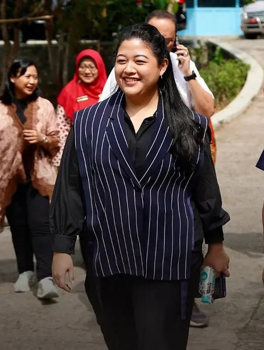 Pinkan mengenakan vest navy bergaris putih, dipadukan inner kemeja hitam lengan panjang. Serta celana hitamnya. Tampil dengan makeup natural.  [@dpophaprani]
