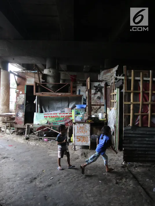 Anak-anak bermain di permukiman kolong Jalan Tol Pelabuhan, Tanjung Priok, Jakarta, Senin (23/4). Mahalnya harga hunian di Ibu Kota membuat mereka tinggal di kawasan tersebut meski dengan kondisi lingkungan kumuh dan kotor. (Liputan6.com/Arya Manggala)