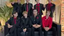 Grup senior lainnya, Super Junior tampil glamor dengan suit hitam dan kemeja merah. [@superjunior]
