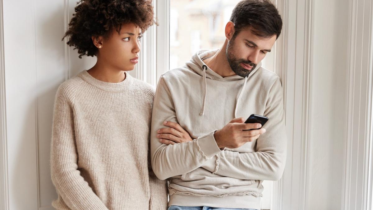 Bukan Selalu karena Bosan, Ini Alasan Terselubung Pasangan jadi Cuek