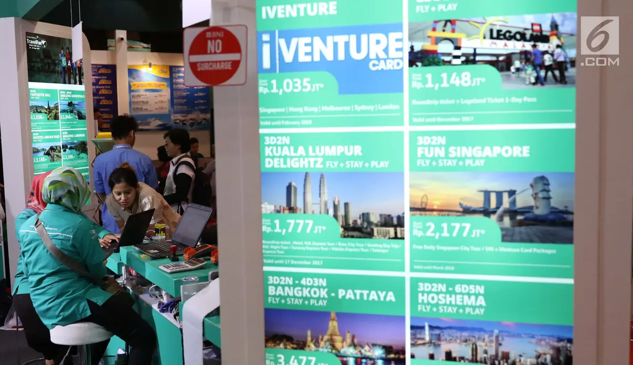 Pegawai melayani konsumen yang melakukan pemesanan tiket penerbangan domestik dan luar negri di Garuda Travel Fair (GATF) 2017 fase II di JCC, Jakarta, Jumat (22/9). (Liputan6.com/Angga Yuniar)