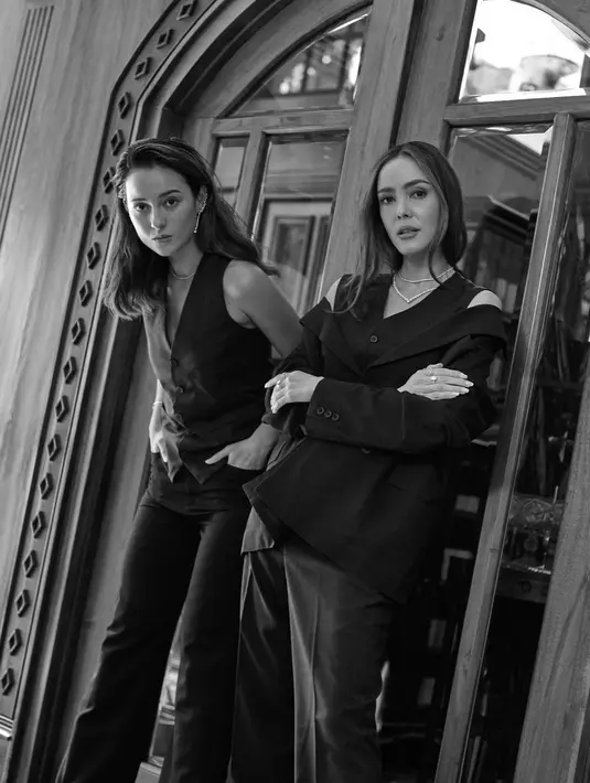 Cathy Sharon dan Julie Estelle telah memulai karir di Dunia hiburan sejak usia belia. (FOTO: instagram.com/julstelle)