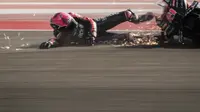 Momen Aleix Espargaro sempat alami kecelakaan pada latihan bebas MotoGP Mandalika 2023 hari Jumat (13/10/2023). (Sonny TUMBELAKA / AFP)