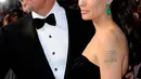 Kemesraan Pitt dan Jolie tak hanya terlihat dalam adegannya di berbagai judul film yang telah mereka bintangi. Namun setiap berlenggang di karpet merah, kemesraan yang mereka tunjukan berhasil membuat iri siapaun yang melihatnya. (AFP/Kevork Djansezian)
