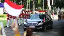 Mobil yang membawa Presiden Republik Afrika Selatan Jacob Zuma beserta istrinya, Bongi Ngema Zuma saat tiba di Istana Merdeka Jakarta, Rabu (8/3). Kedatangan Presiden Afsel beserta istri tersebut disambut oleh Presiden Jokowi. (Liputan6.com/Angga Yuniar)