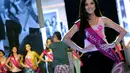 Seorang Finalis Micel 2014 tampak bergaya di atas panggung saat melakukan gladi resik , Jakarta, Jumat (24/10/2014) (Liputan6.com/Faisal R Syam)