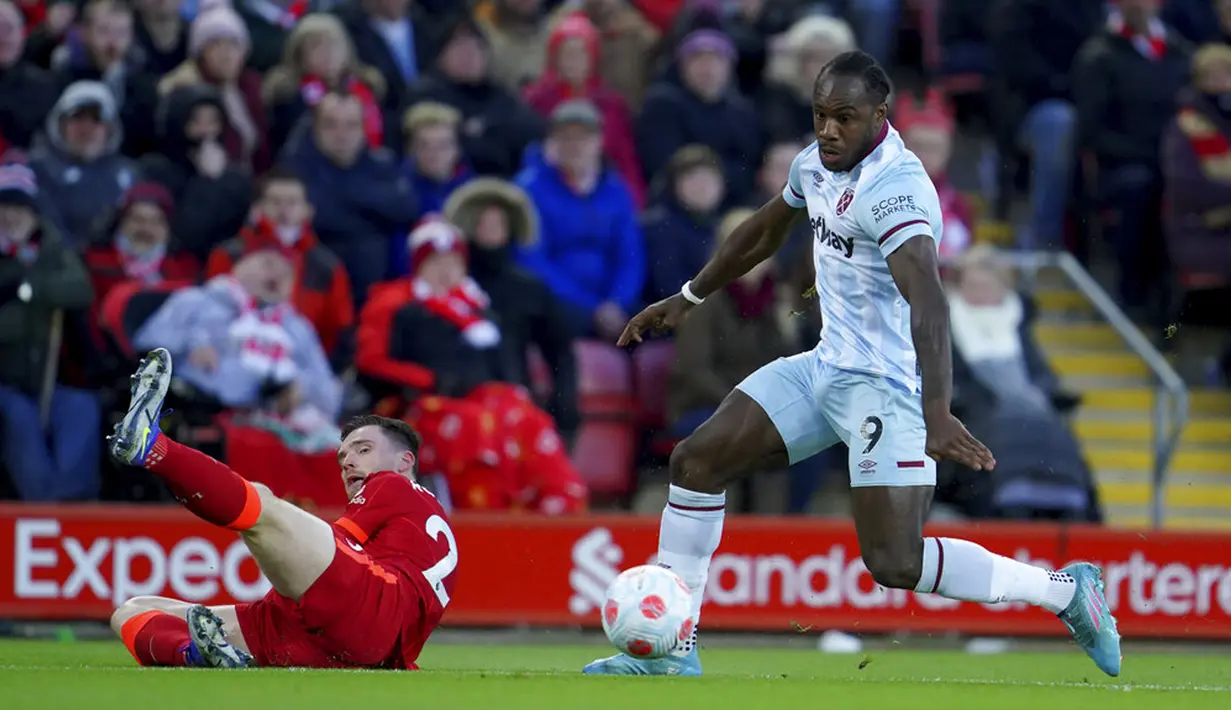 Pemain West Ham United Michail Antonio (kanan) mengambil alih bola saat melawan Liverpool pada pertandingan sepak bola Liga Inggris di Stadion Anfield, Liverpool, Inggris, 5 Maret 2022. Liverpool menang 1-0. (AP Photo/Jon Super)